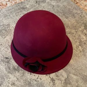 Wool cloche hat with flower -maroon